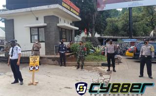 Kapolsek Jatinangor Pimpin Pengamanan Dan Pengawasan Protokoler Kesehatan Pelaksanaan UTBK-SBMPTN 